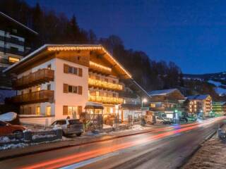 1 Catered chalet Alpensport Saalbach Voorzijde avond v2