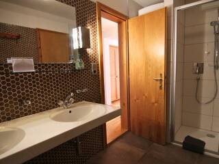 13. Catered chalet Levett Sankt Anton Badkamer