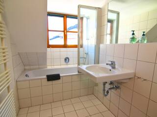 10. Catered chalet Levett Sankt Anton Douche 2