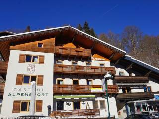 Catered chalet Alpensport Saalbach Voorzijde